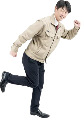 走る男性スタッフ